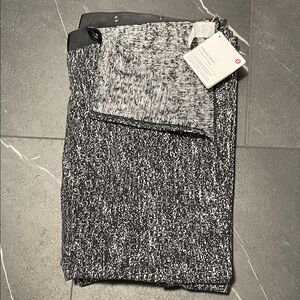 Lululemon Vinyasa Wrap
Running Luon Suited Jacquard Black White / Black